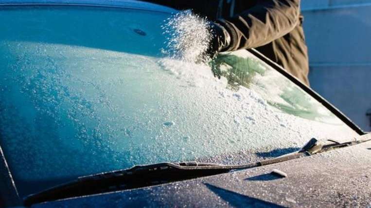 enlever la glace de la vitre de la voiture