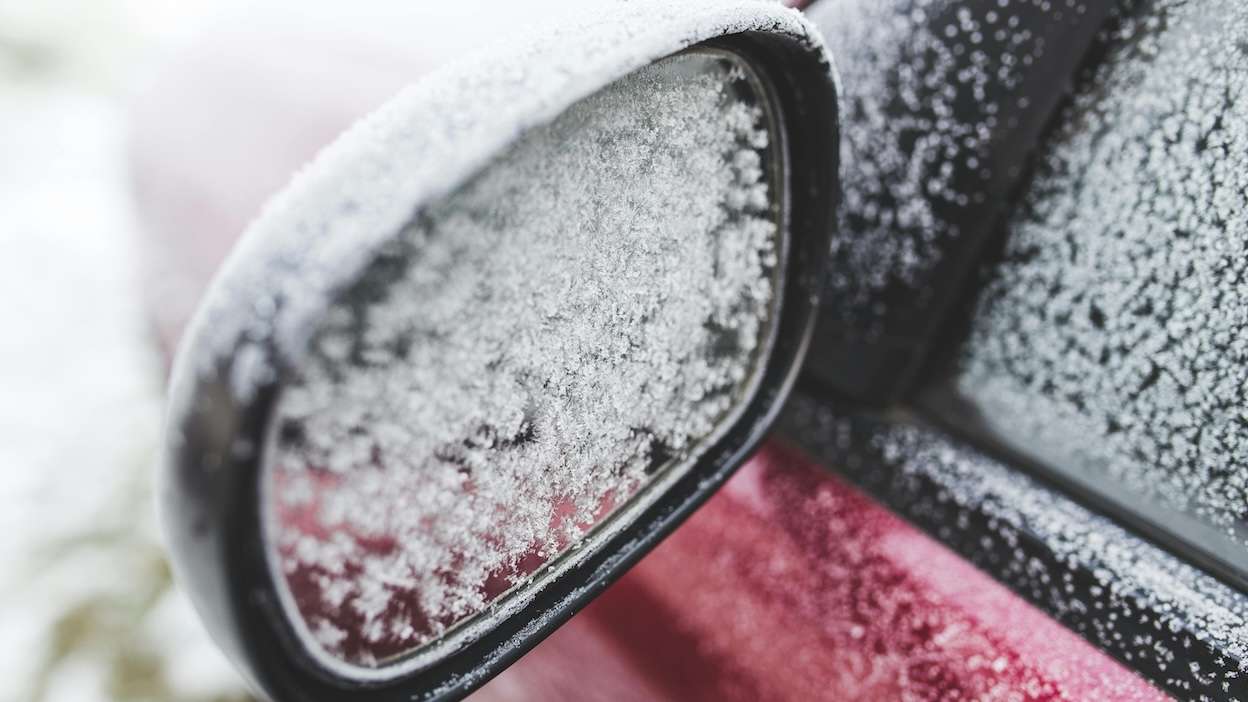 vitre de voiture et rétroviseur latéral gelés