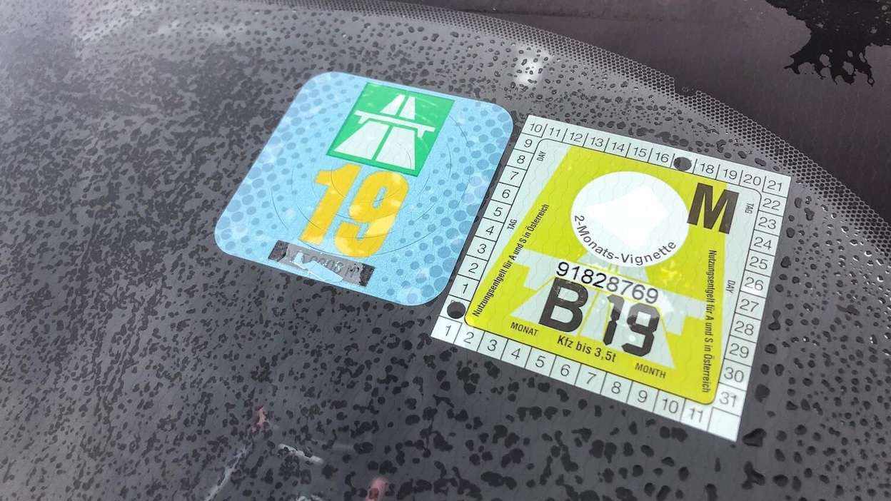 autocollants sur la vitre de la voiture