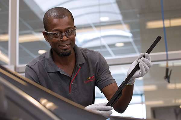 Le mécanicien remplace l'essuie-glace.